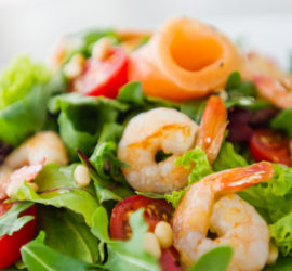 salat_s_krevetkami_i_kunzhutom